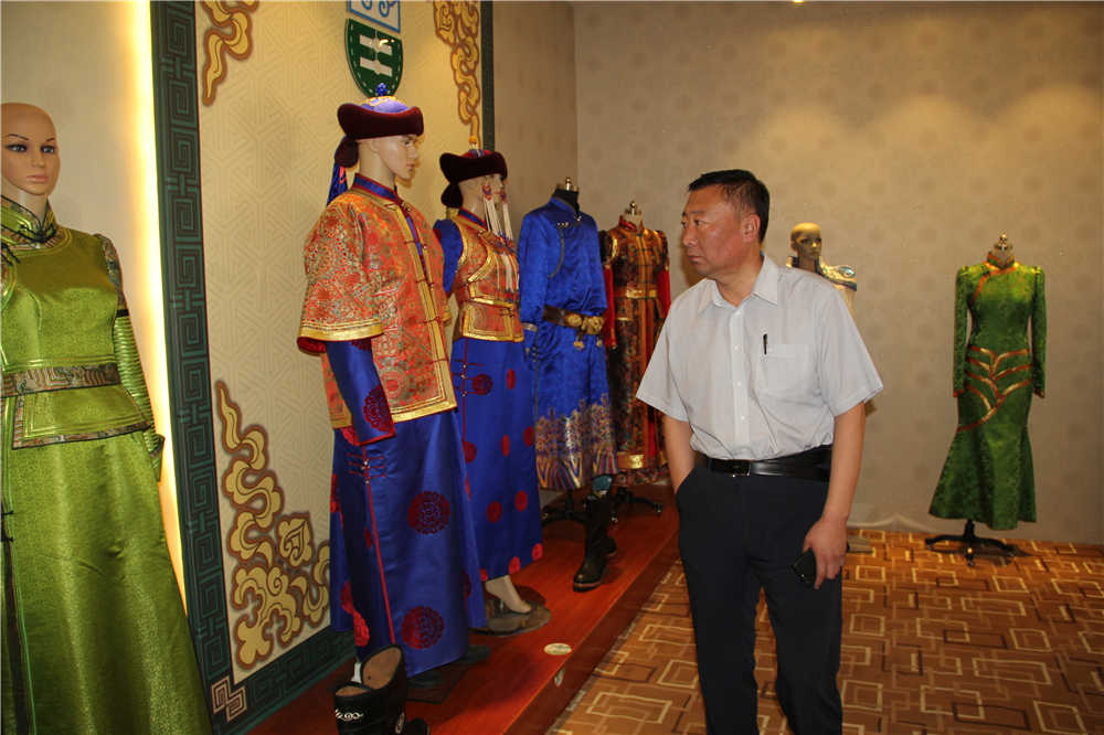 呼和浩特市人大常委會(huì)副主任、市工會(huì)主席斯欽畢力格一行深入內(nèi)蒙古德利源民族服飾有限公司開(kāi)展調(diào)研工作。